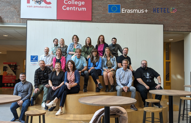 Primera versión del entorno de realidad virtual para la formación en atención al cliente